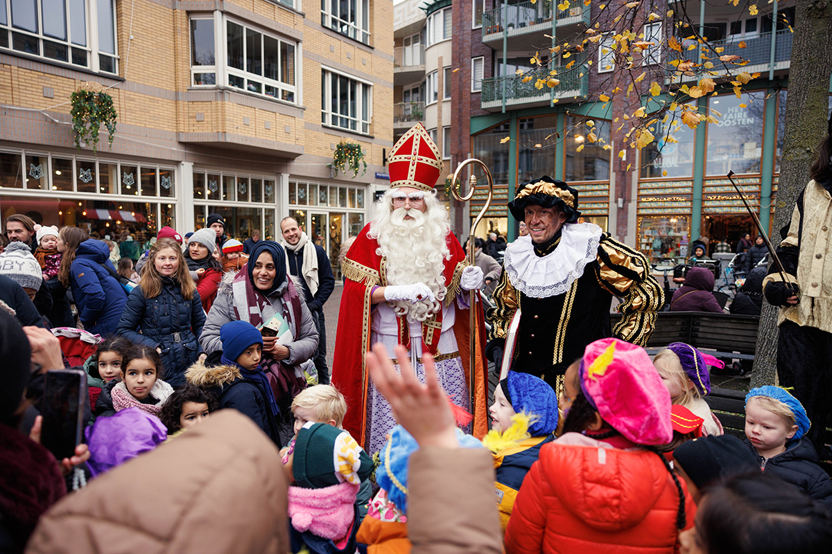 Sinterklaas en de Pieten komen met cadeautjes naar Oostpoort￼